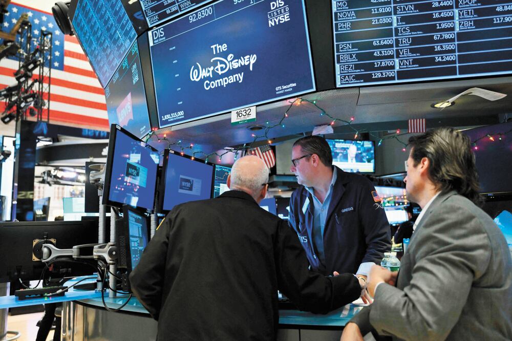 En Estados Unidos, el Dow Jones subió 0.4%, mientras que el S&P 500 aumentó 0.3%, indican reportes. Foto: Angela Weiss / AFP