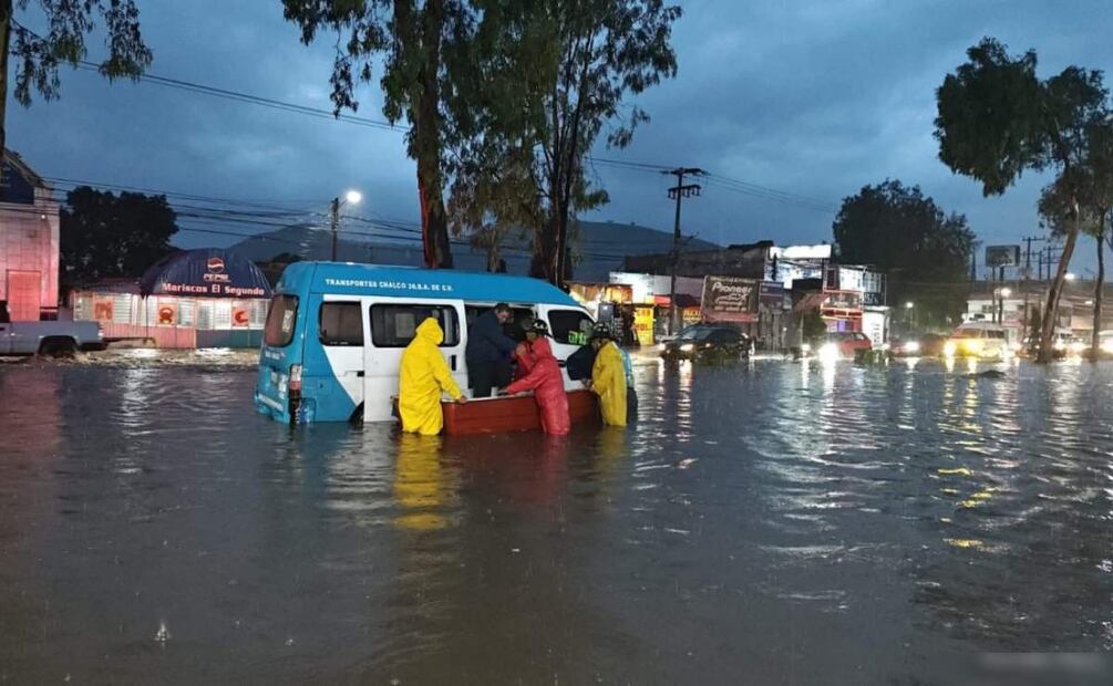 Usan lanchas para trasladar a vecinos en calles inundadas de varios puntos del Edomex (12/06/2025). Foto: Especial