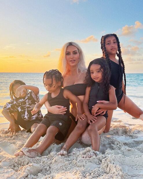 Kim Kardashian y sus cuatro hijos; North, Saint, Chicago y Pslam.
Foto: Instagram