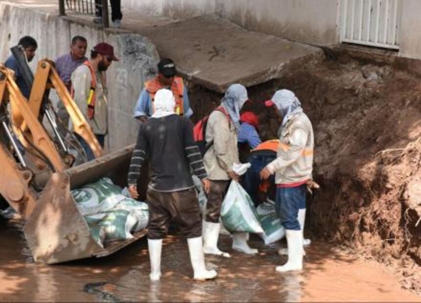 Refuerzan con costales bordes del arroyo el Piojo en Sinaloa