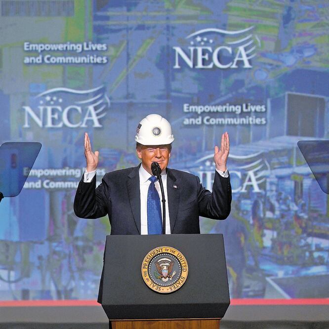 El presidente Donald Trump participó ayer en la Convención de Contratistas Eléctricos Nacionales, en Philadelphia. (AFP)