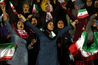 Después de 37 años, mujeres asisten a partido de futbol en Irán 