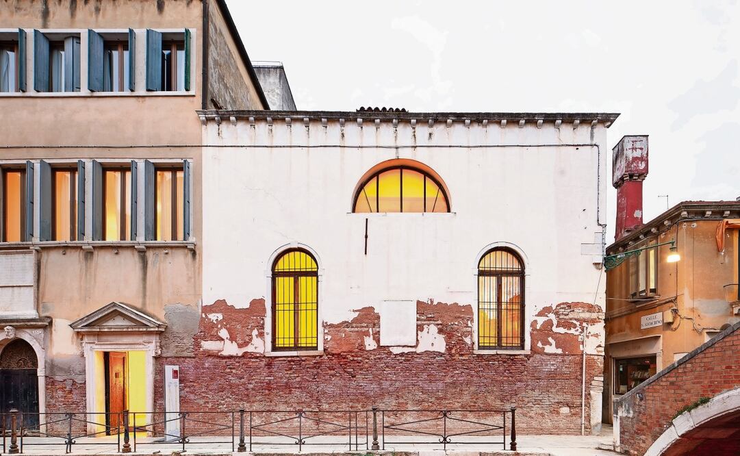 Entre los elementos del complejo hay una iglesia, en cuya restauración son fundamentales las luces blancas y las amarillas. Foto: Tatiana Bilbao Estudio