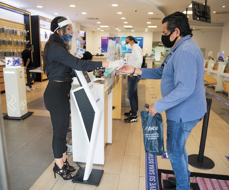 Con la reapert ura económica en varios países, América Móvil tuvo mayor activ idad comerc ia l, reporta en su informe del tercer trimestre. MARCO UGARTE. AP