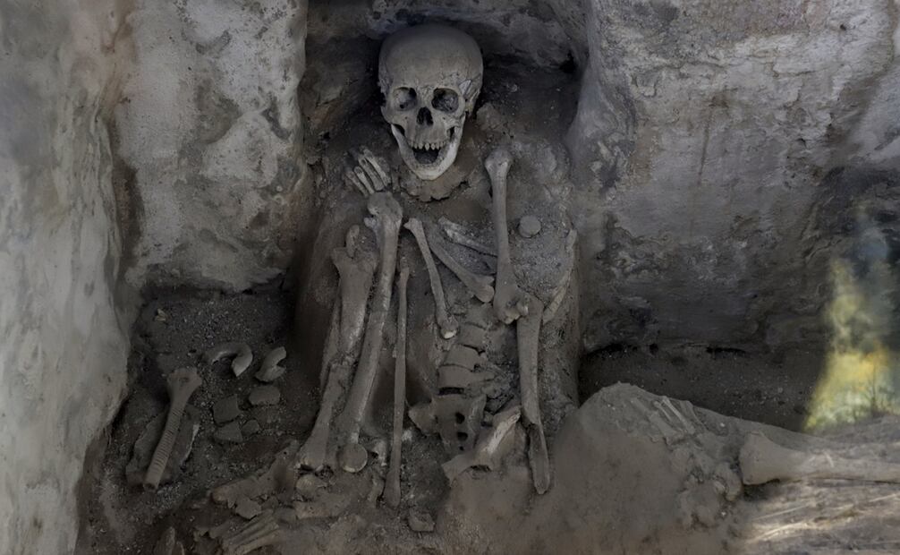 Personas visitan el “Altar de los cráneos esculpidos”, el 1 de noviembre de 2023, en la zona arqueológica de Cholula. Foto: EFE/Hilda Ríos.