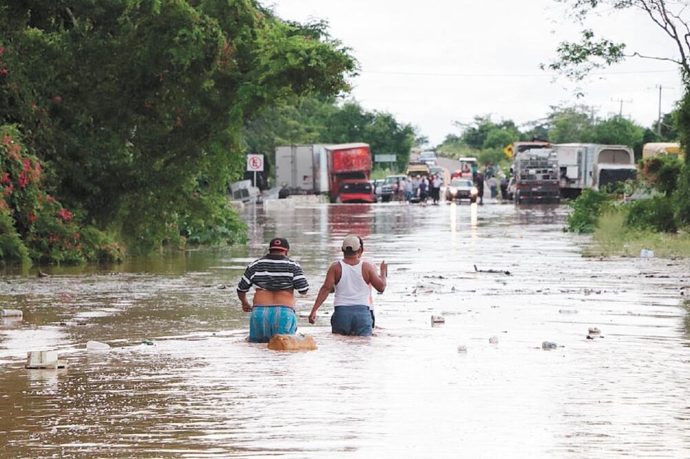 El gobernador Antonio Echevarría recordó que en toda la entidad hay más de 180 mil afectados por las inundaciones por Willa. (AARON GARCÍA. EFE)