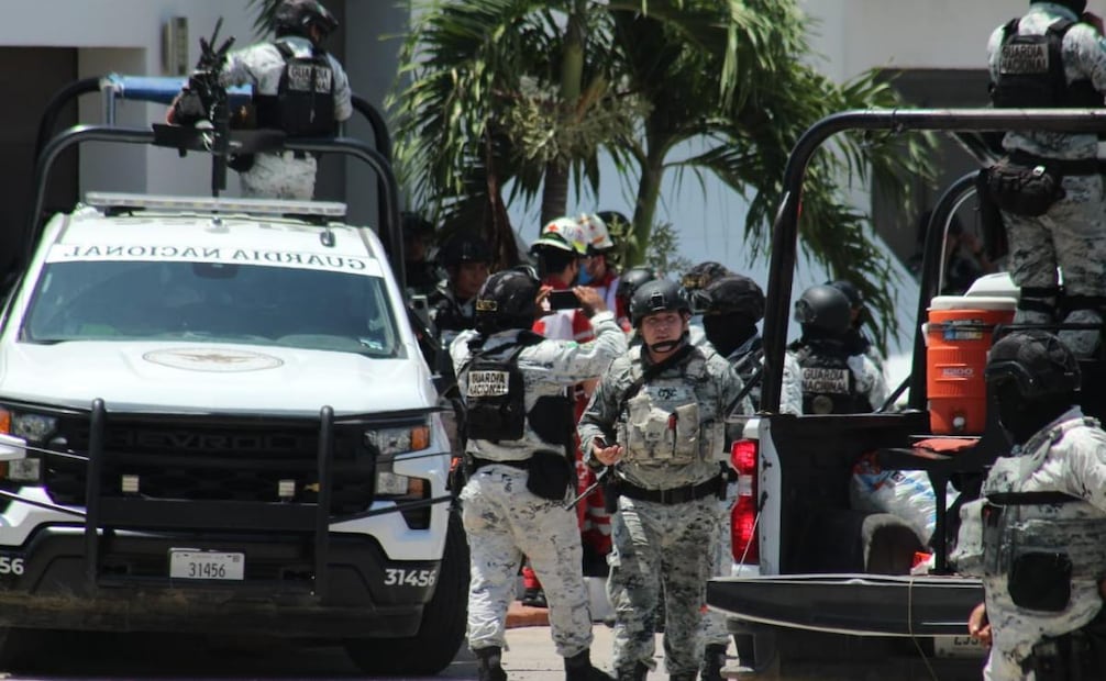 En el interior de los dos vehículos, ambos con reporte de robo (07/08/2025). Foto: Especial