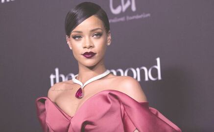 Rihanna luce sus curvas en sexy lencería 