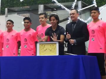 Diego Lainez plasmó sus huellas en Plaza de las Estrellas