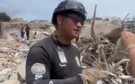 ¡Que descaro! Policía se lleva dólares hallados entre los escombros de un edificio  en Venezuela