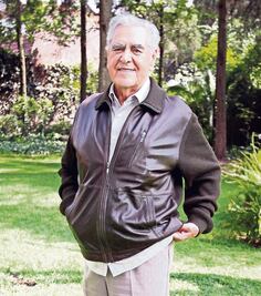 Enoja a famosos alza al precio de la gasolina