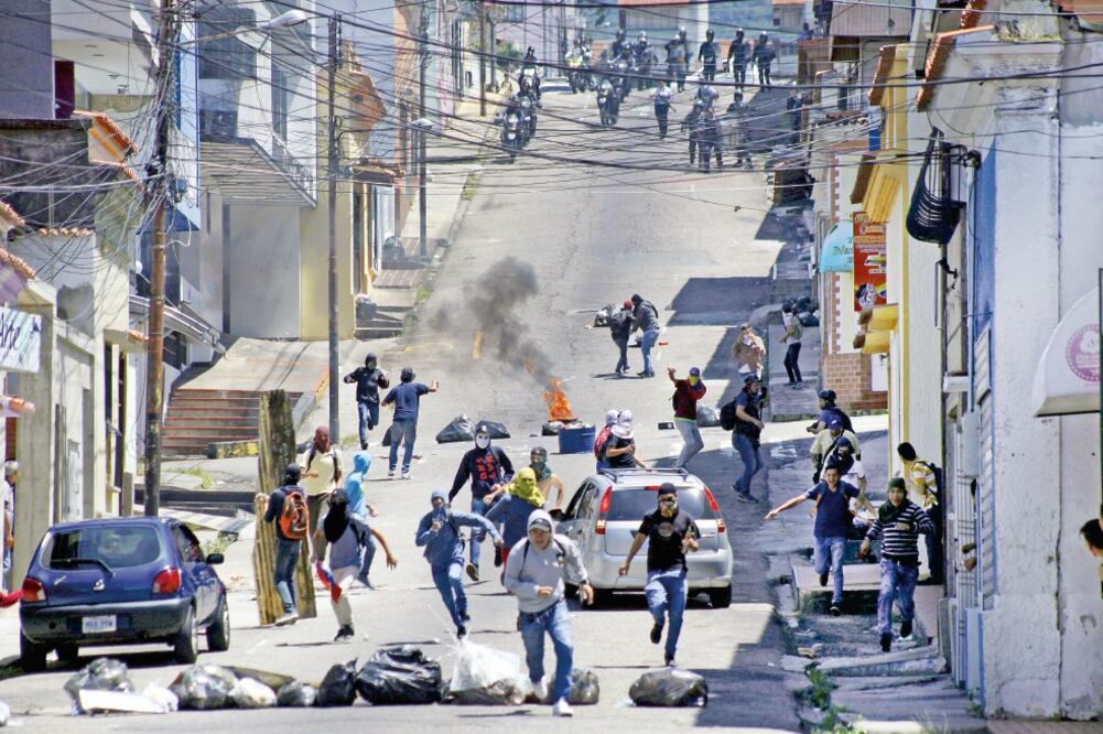 Grupos de estudiantes y opositores al gobierno de Nicolás Maduro se manifestaron ayer en las calles de Venezuela para exigir la realización de un referén du m revocatorio en contra del mandatario (CARLOS E. RAMÍREZ. REUTERS)