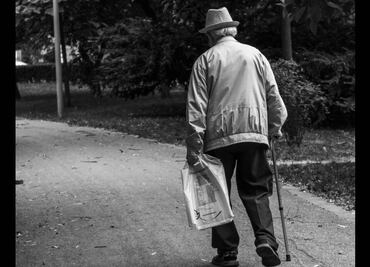 Conductor golpea a anciano tras pedirle que no se estacionara en la calle que estaba barriendo