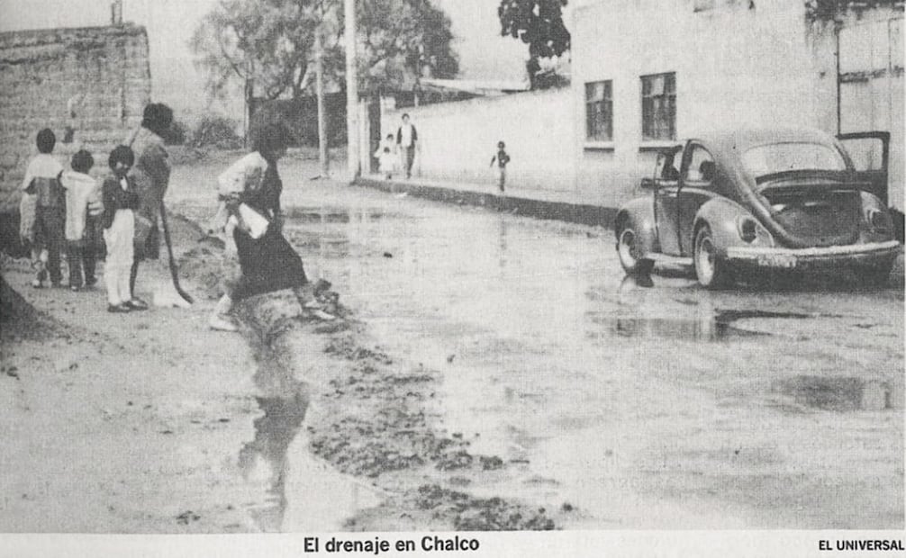 Drenaje de Chalco, plana de EL UNIVERSAL en julio de 1991, con una imagen de encharcamientos y lodo en sus calles. Foto: Hemeroteca EL UNIVERSAL.