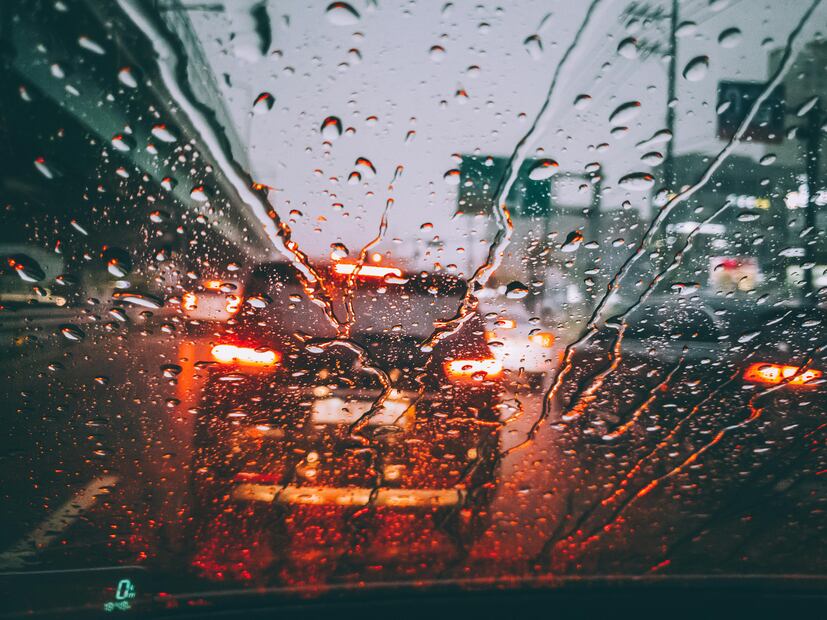 La lluvia disminuye el nivel de visibilidad en el camino.  Foto: Pexels