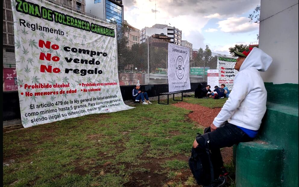 En la Plaza de Lectura José Saramago se encuentra uno de los puntos tolerados para el libre consumo de marihuana, en la Ciudad de México, el 6 de agosto de 2025. Foto: Luis Camacho/EL UNIVERSAL