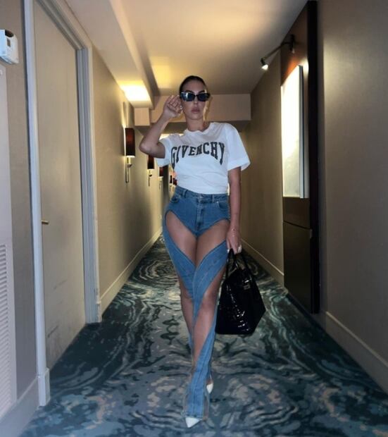 Georgina, pareja de Cristiano Ronaldo, modela jeans cut out