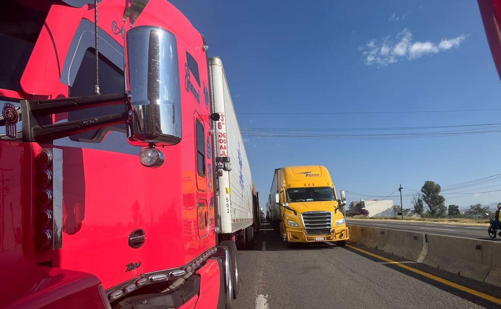 Bloqueos de campesinos dejan a cientos varados por más de 20 horas en carreteras de Guanajuato, Jalisco y Michoacán. Foto: Trajano Hernández