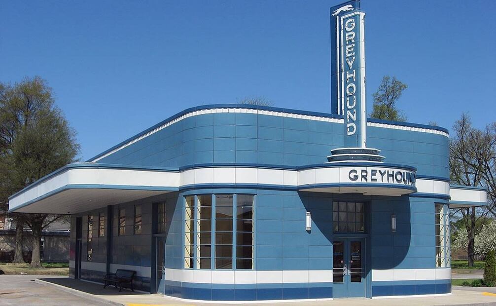 Con sus rectas sutiles y curvas simples, básicos del art déco, espacios como la estación de autobuses Greyhound, en Arkansas, cobraron un nuevo sentido nostálgico tras décadas en el olvido. Wikimedia Commons.
