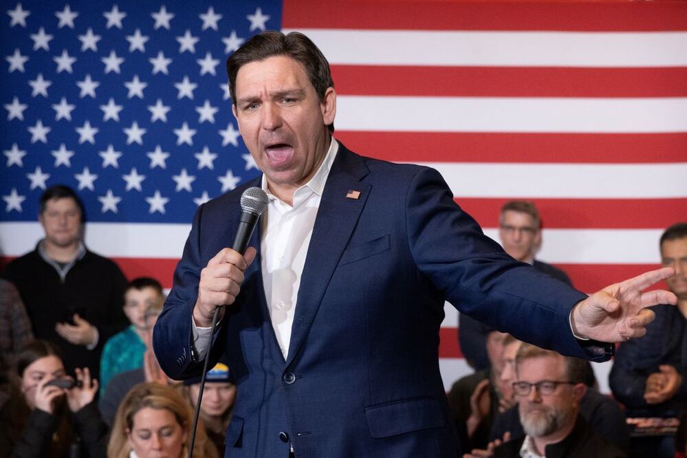 El gobernador de Florida, Ron DeSantis, decidió abandonar la contienda por la candidatura presidencial republicana. FOTO: MICHAEL REYNOLDS. EFE