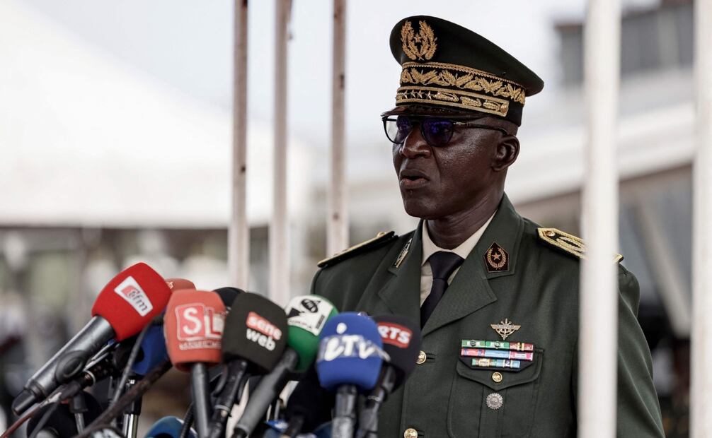 El Jefe del Estado Mayor de Senegal, general Mbaye Cisse, habla durante una ceremonia en la que Francia devolverá el Campamento Geille, su mayor base en el país, y su aeródromo en el aeropuerto de Dakar, el 17 de julio de 2025. Foto: AFP