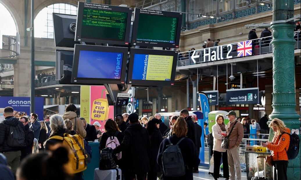El tráfico ferroviario quedó totalmente interrumpido, el viernes 7 de marzo de 2025, en la estación del Norte de París, la más transitada de Francia, tras el hallazgo de una bomba de la Segunda Guerra Mundial. Foto: AFP