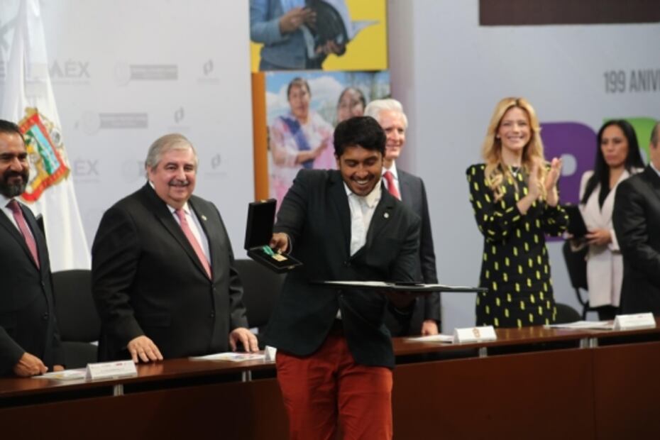 Alfredo del Mazo entrega Presea Estado de México a 15 líderes; entre ellos, Tenoch Huerta