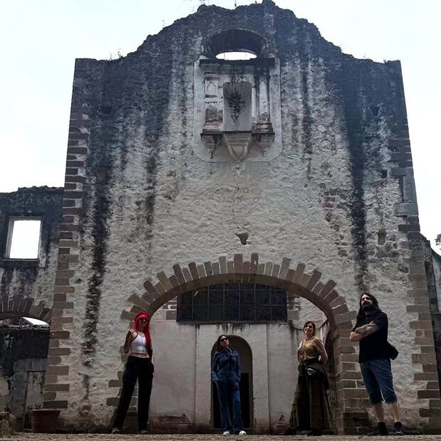 Erika Maldonado (izq.) y Janet Mérida (centro) no se han limitado a narrar historias, pues también visitan los lugares de los que hablan, como se ve en esta foto de su visita al Desierto de los Leones en CDMX. Facebook.