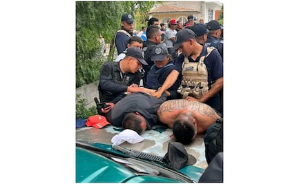 Vecinos y policías se enfrentan tras intento de linchamiento a presuntos cobradores de piso en Puebla