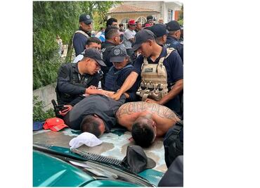 Vecinos y policías se enfrentan tras intento de linchamiento a presuntos cobradores de piso en Puebla