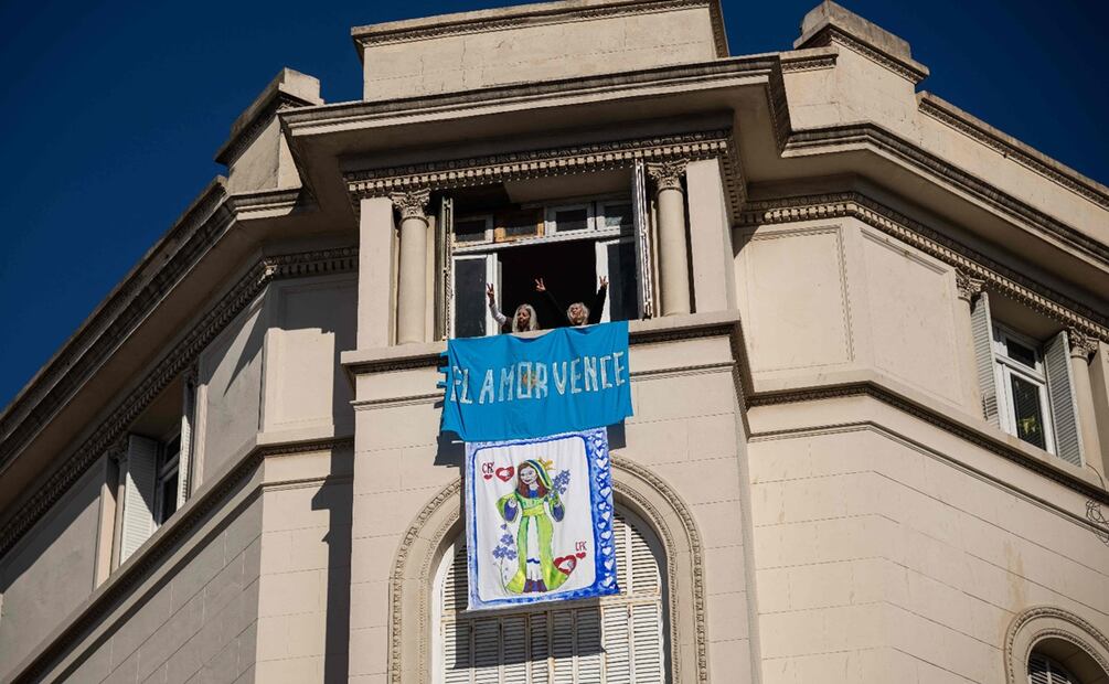 Seguidores de la expresidenta Cristina Fernández de Kirchner protestan en la Plaza de Mayo en Buenos Aires. La exmandataria cumple una condena de seis años de prisión domiciliaria. Foto: AFP