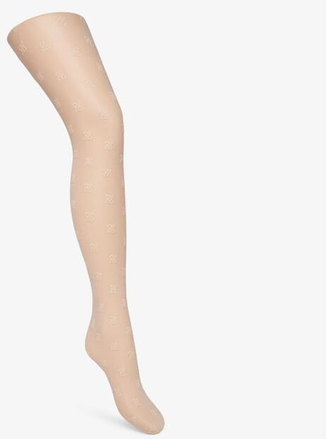 Danna Paola demuestra que las medias blancas se ven cool