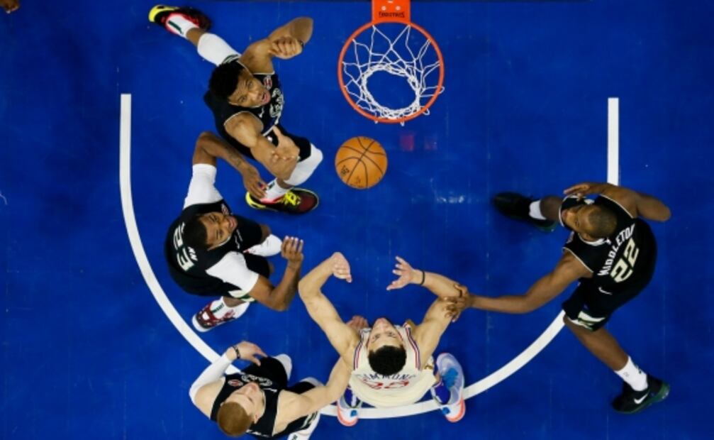 Joel Embiid supera a Giannis Antetokounmpo en duelo navideño