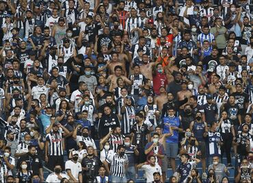 Aficionados de Rayados acampan y hacen largas filas por boletos para la final de Concachampions