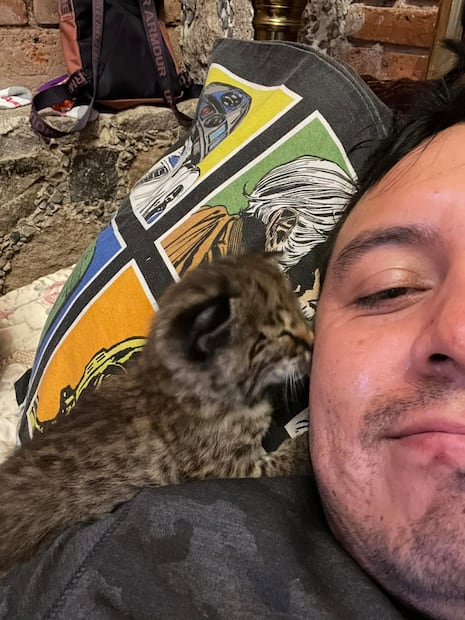 Alcalde de Villa de Zaragoza, Emmanuel “Piloto” Díaz Loredo con cachorro de lince. Foto: Especial