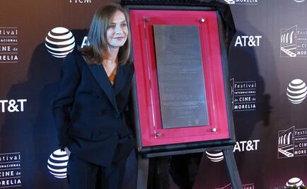 Reciben con honores a Isabelle Huppert en Morelia