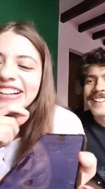 Daniela Parra comparte llamada telefónica con su padre desde el reclusorio.
