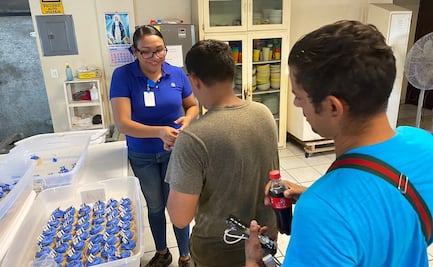Trabajadores de una maquiladora homenajean a padres migrantes sin hogar en Reynosa, Tamaulipas