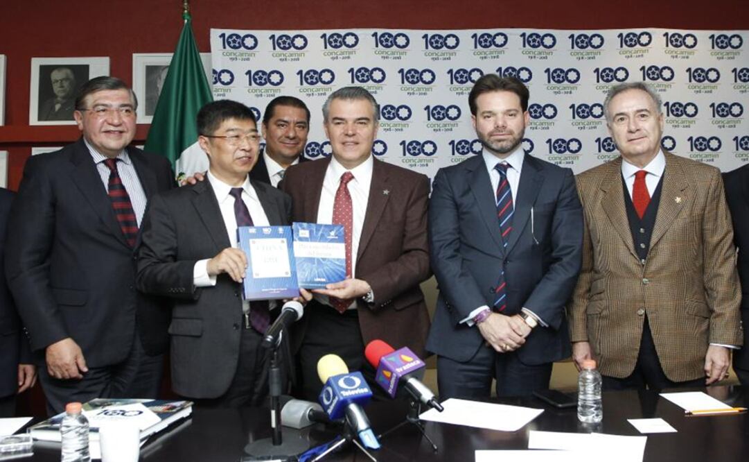 Director general de Bank of China México, Shanwen Xin y el presidente de la Concamin Francisco Cervantes Díaz Foto: @fcervantes5