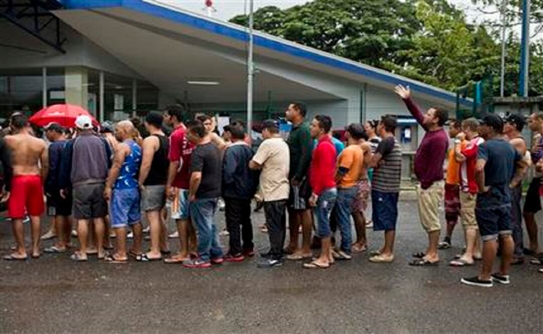 Cuban migrants line up for breakfast given to them by an evangelical church, outside of the border control building in Peñas Blancas, Costa Rica. (Photo: AP)