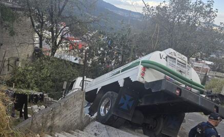 Pipa de agua perteneciente a la alcaldía Tlalpan choca contra casa; no se reportan lesionados