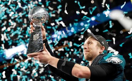 Nick Foles seguirá en Eagles, pero en la banca