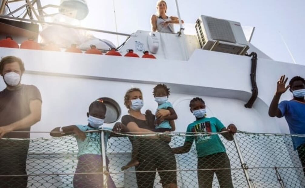 Tras rescate masivo de inmigrantes, el barco financiado por Banksy pide ayuda; hay un muerto a bordo