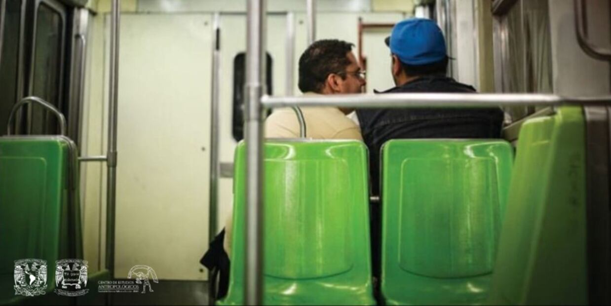 El encuentro entre hombres no se limita a andenes y vagones, sino que se expande a escaleras, pasillos, sanitarios y exteriores del Sistema de Transporte Colectivo. Foto: UNAM