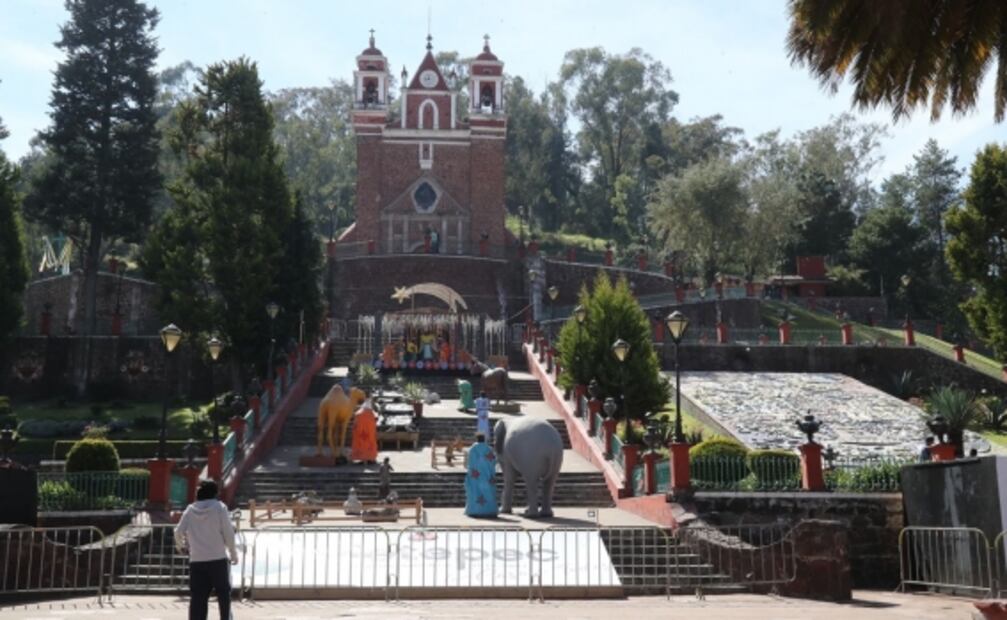 Instalan nacimiento monumental en Metepec 