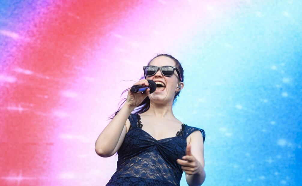 La cantante noruega Sigrid durante el segundo día del Festival Tecate Emblema en el Autódromo Hermanos Rodríguez . Fotos: Gabriel Pano/El Universal
