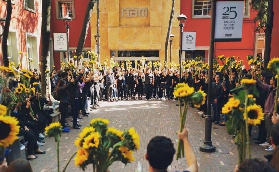 Este viernes, alumnos del ITAM realizaron un homenaje tras la muerte de la alumna Fernanda Michua Gantus. Foto: Especial
