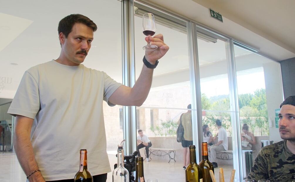 Un sommelier de la bodega Urla Sarapcilik (cerca de Urla, Esmirna, Turquía) observa un vino de su marca. EFE/Ilya U. Topper