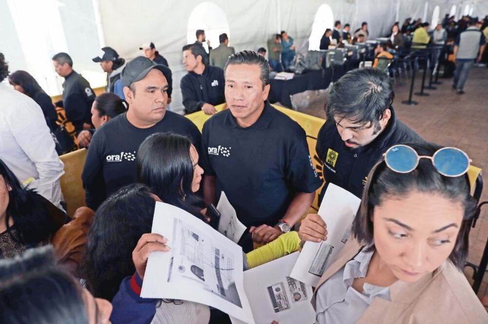 Durante horas, cientos de delegados del PRD esperaron pacientes su registro, a mano, como antes, mientras el sistema “se cayó”. (JUAN CARLOS REYES. EL UNIVERSAL)
