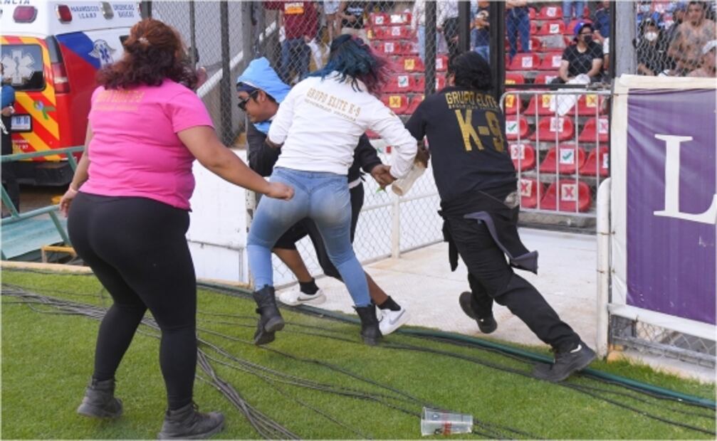 Terror en la Liga MX: Barristas de Atlas y Querétaro invaden la cancha